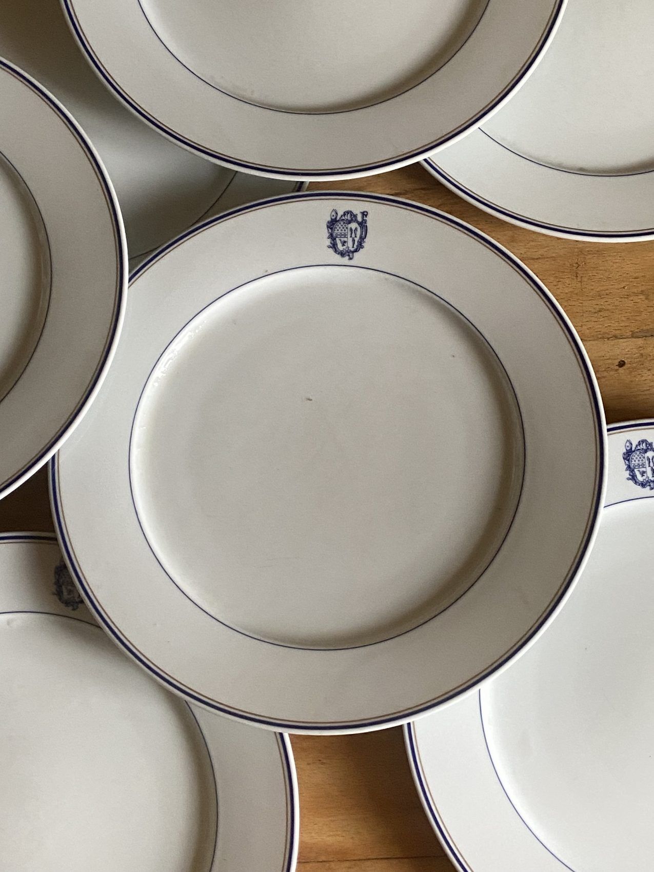 Set of 11 large flat plates – White porcelain with blue rim – Pillivuyt, 31 cm