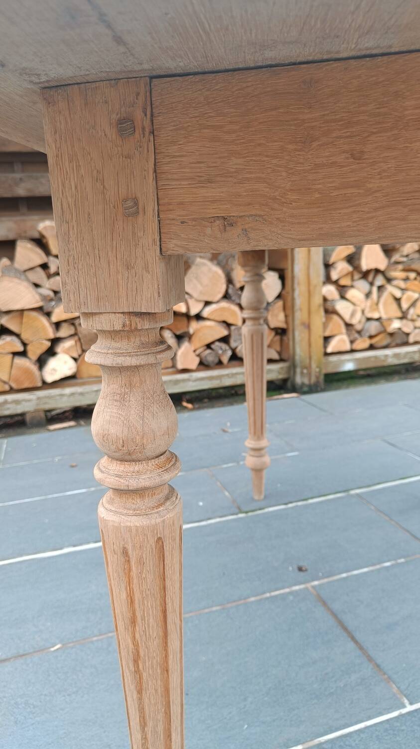 Antique light oak table with turned legs – chic country style