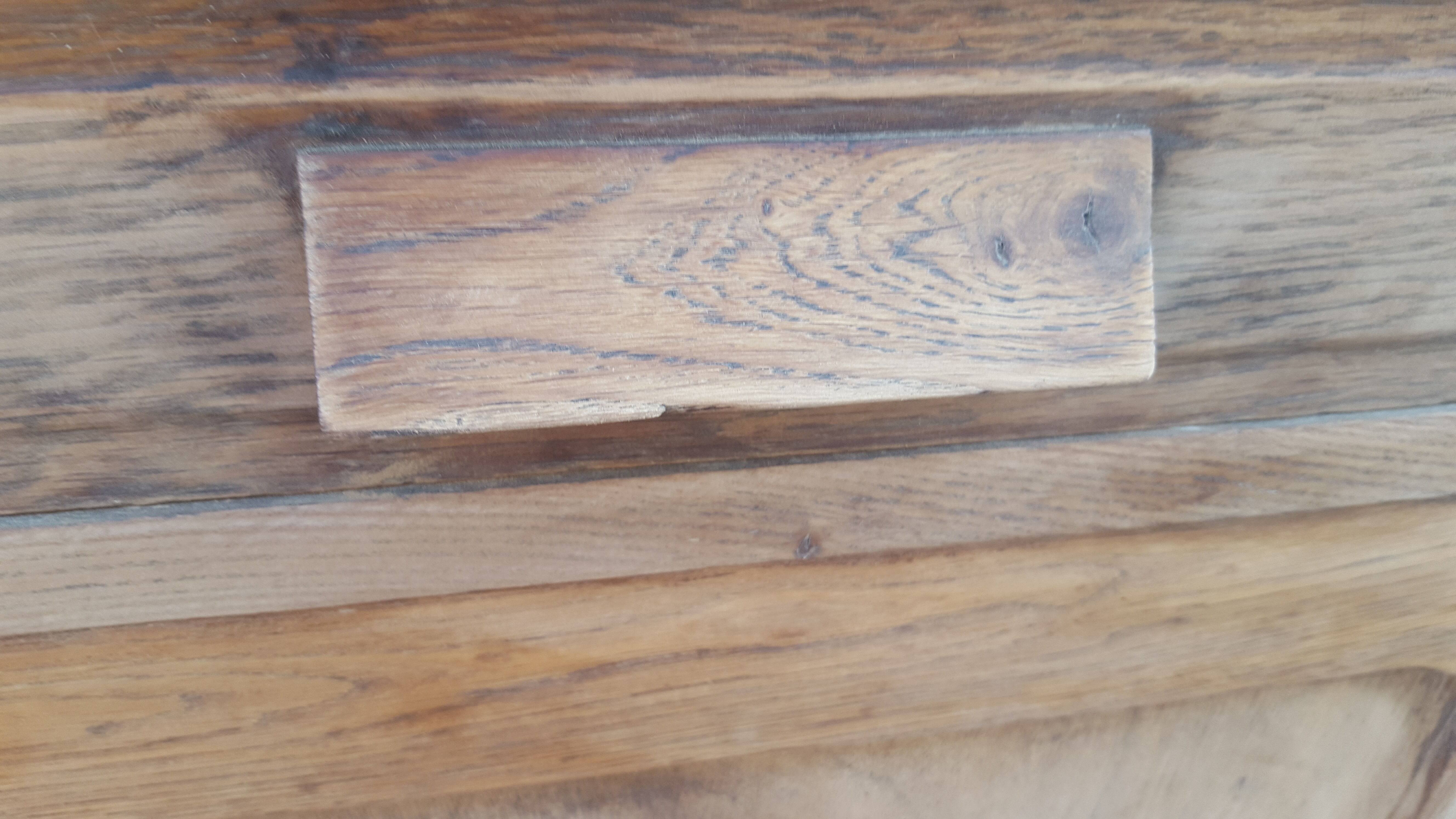 Buffet wood rough sliding doors