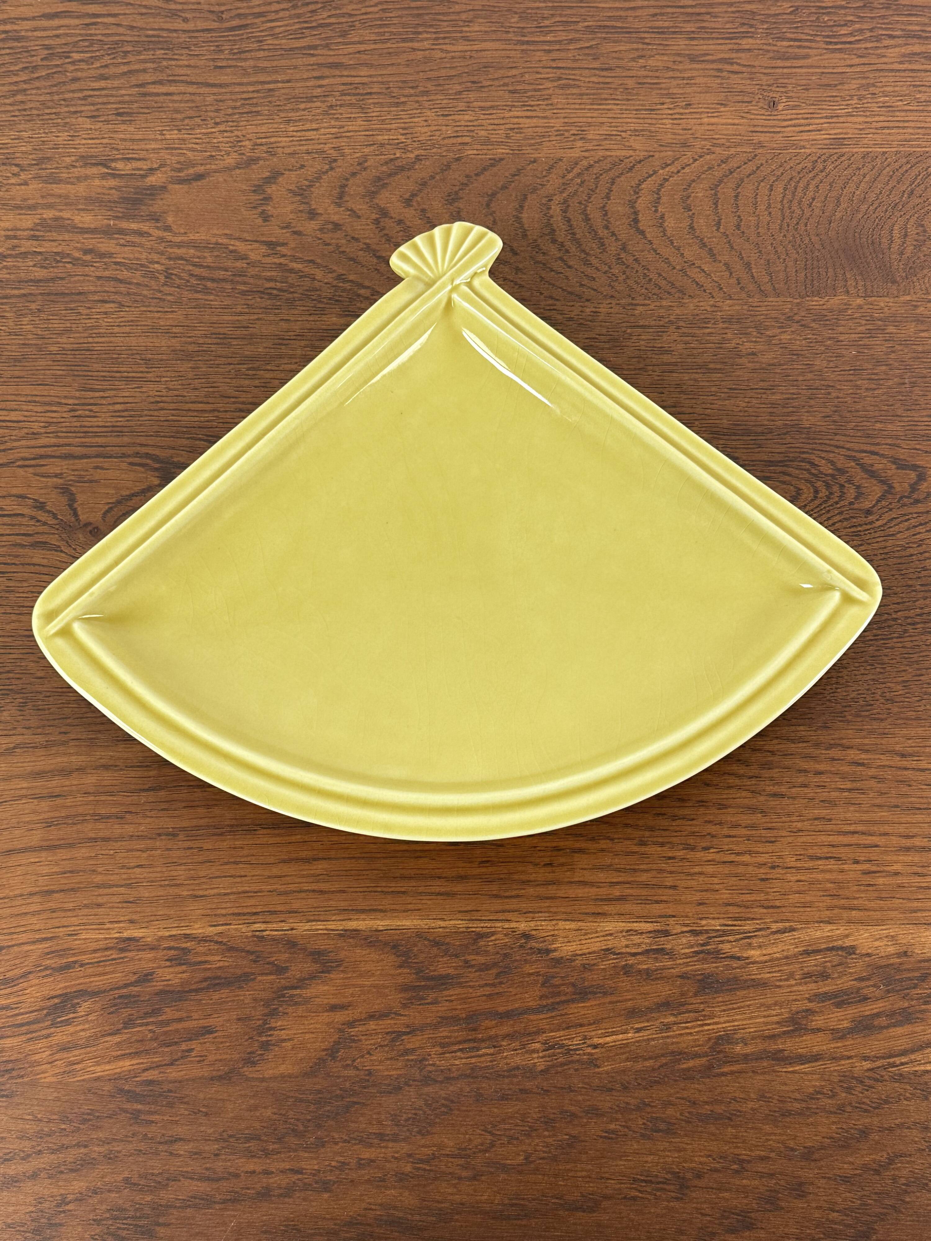 Service of 12 vintage fan plates from the 1960s.
