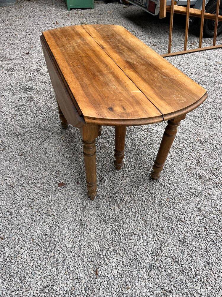 Coffee table with drop-leaves