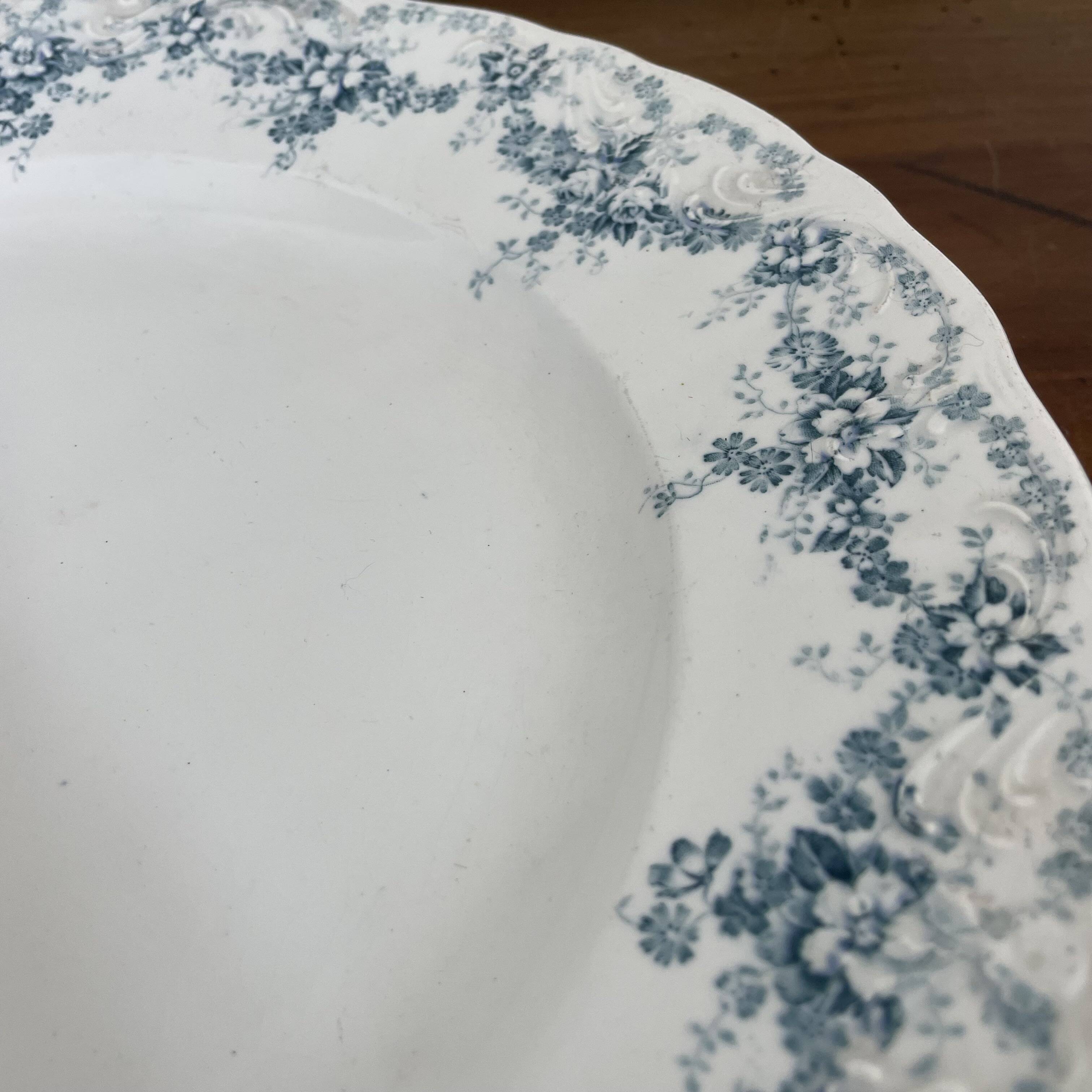 Round dish 33 cm in Maastricht earthenware, Clara model