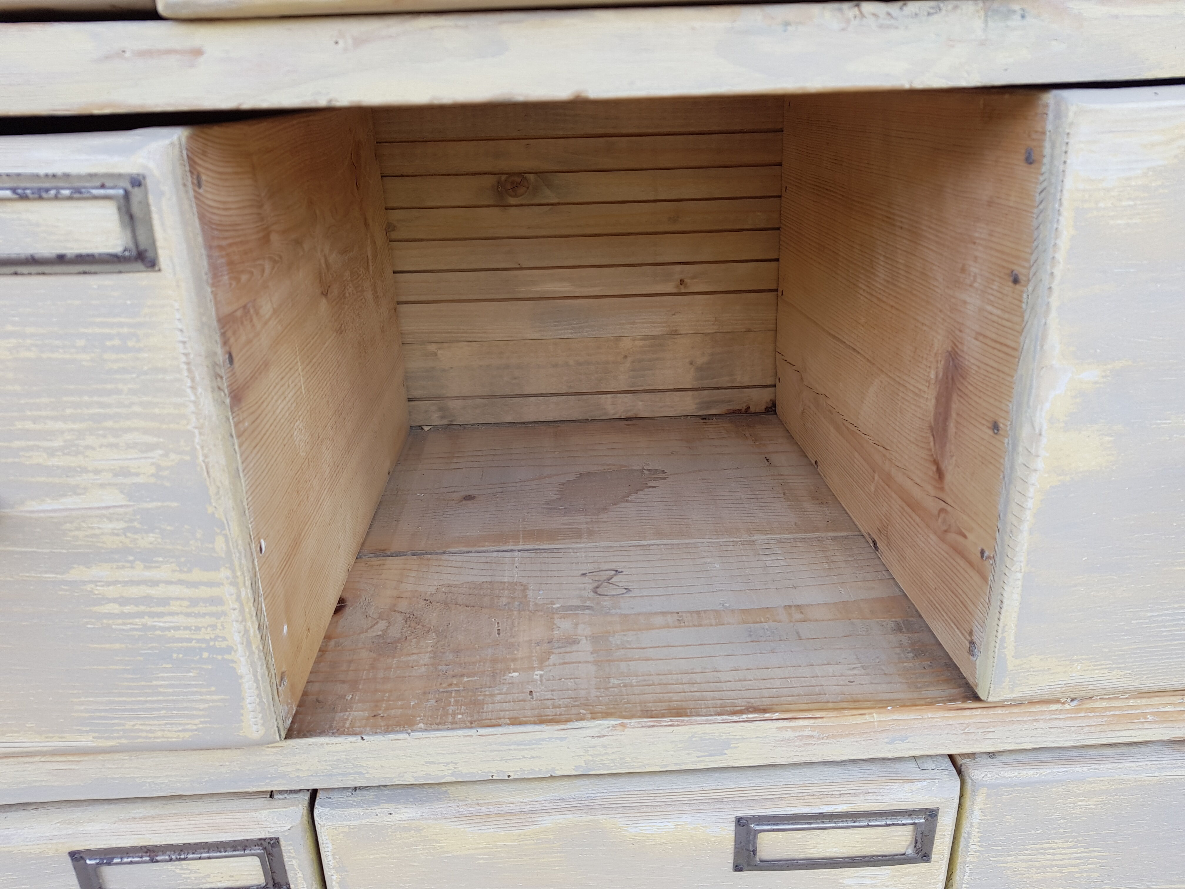 Old-trade furniture with "Grainetier" drawers