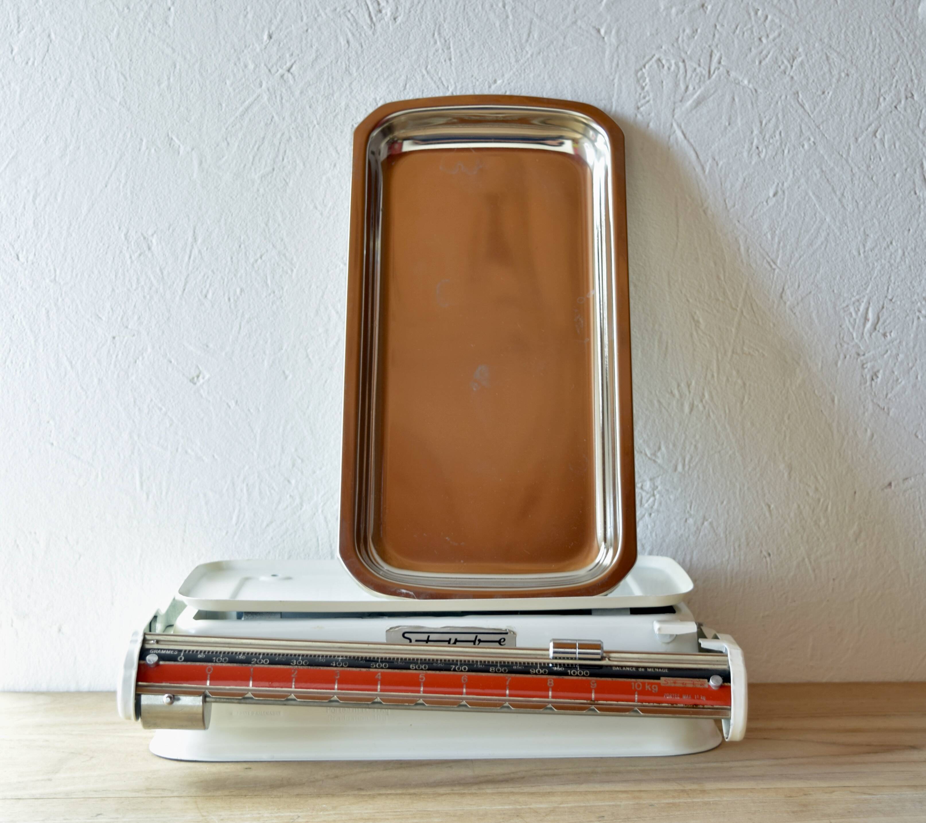Stube - old household scale in lacquered sheet steel
