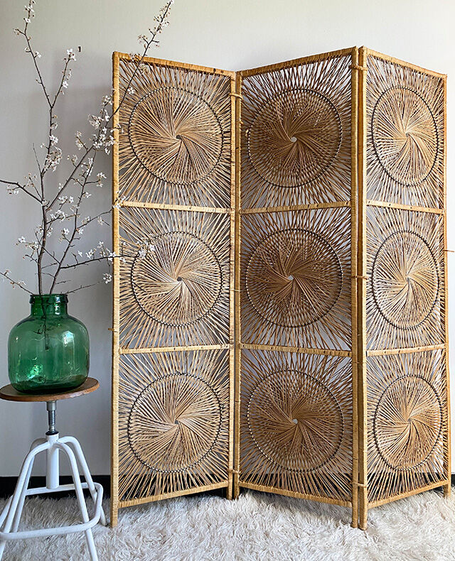 Rattan screen sun pattern