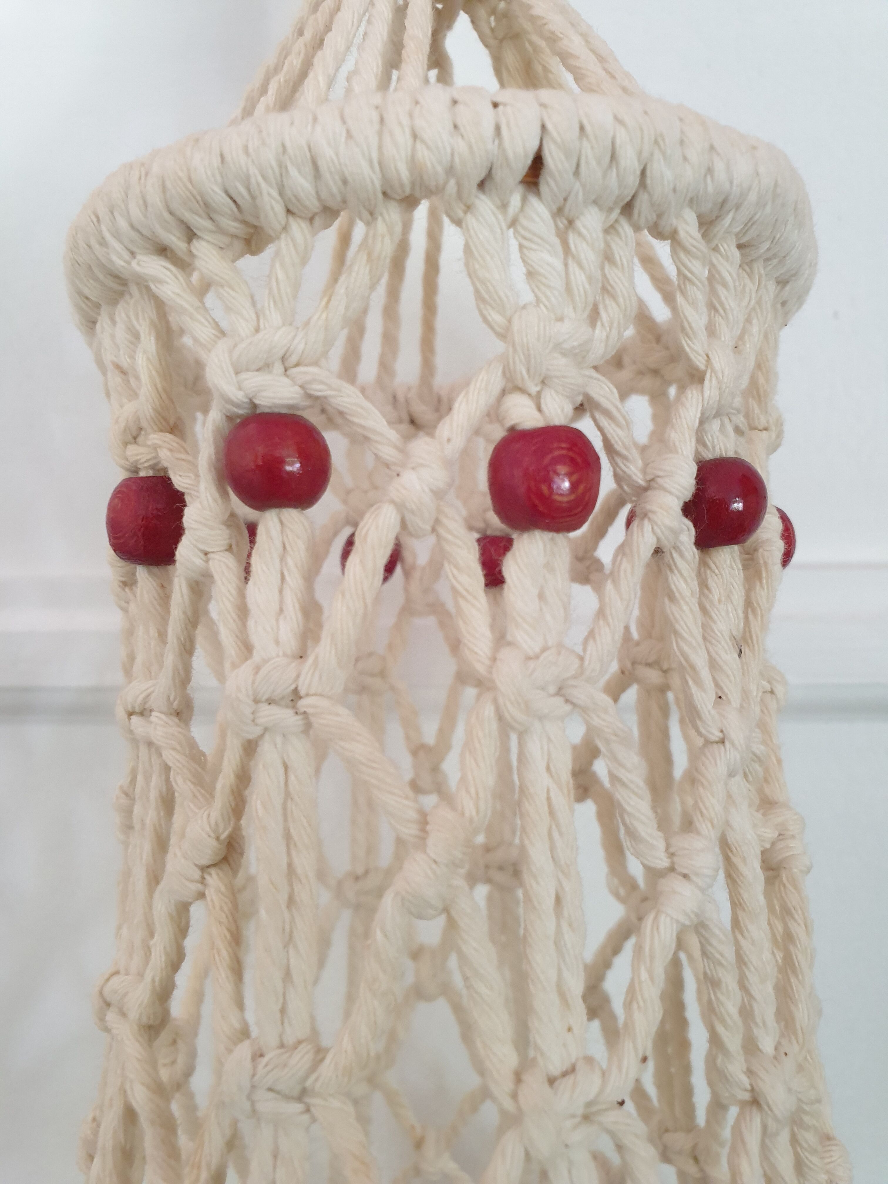 Hanging plant holder in macramé 80s