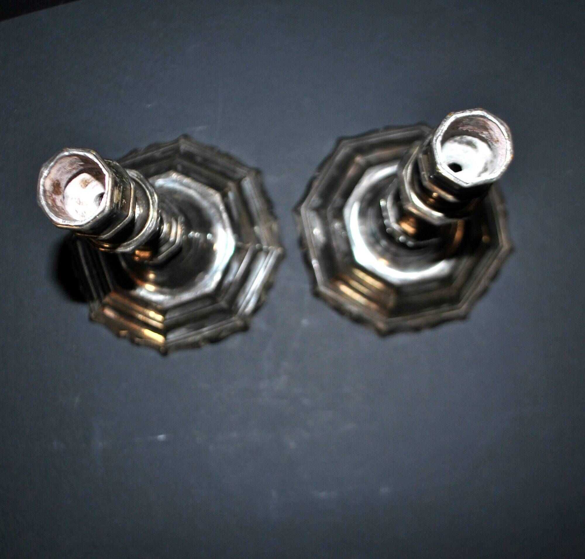 Pair of antique octagonal candlesticks in silvered bronze, Regency style.