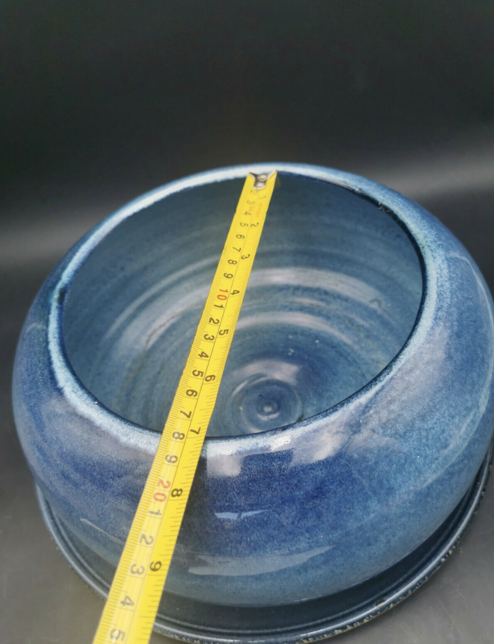 Blue ceramic bowl and its undercut