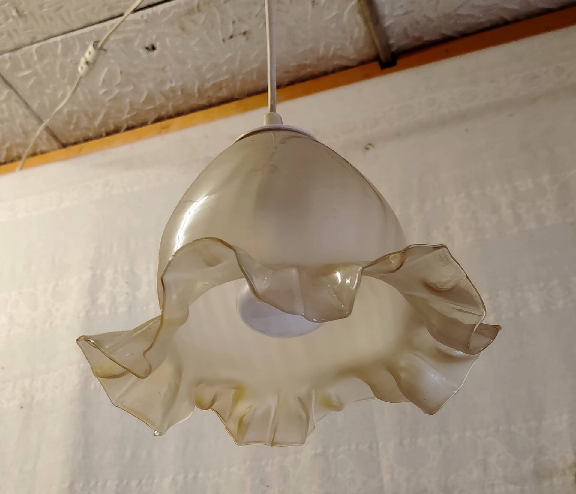 Suspension globe en verre juponné - mid. XXeme