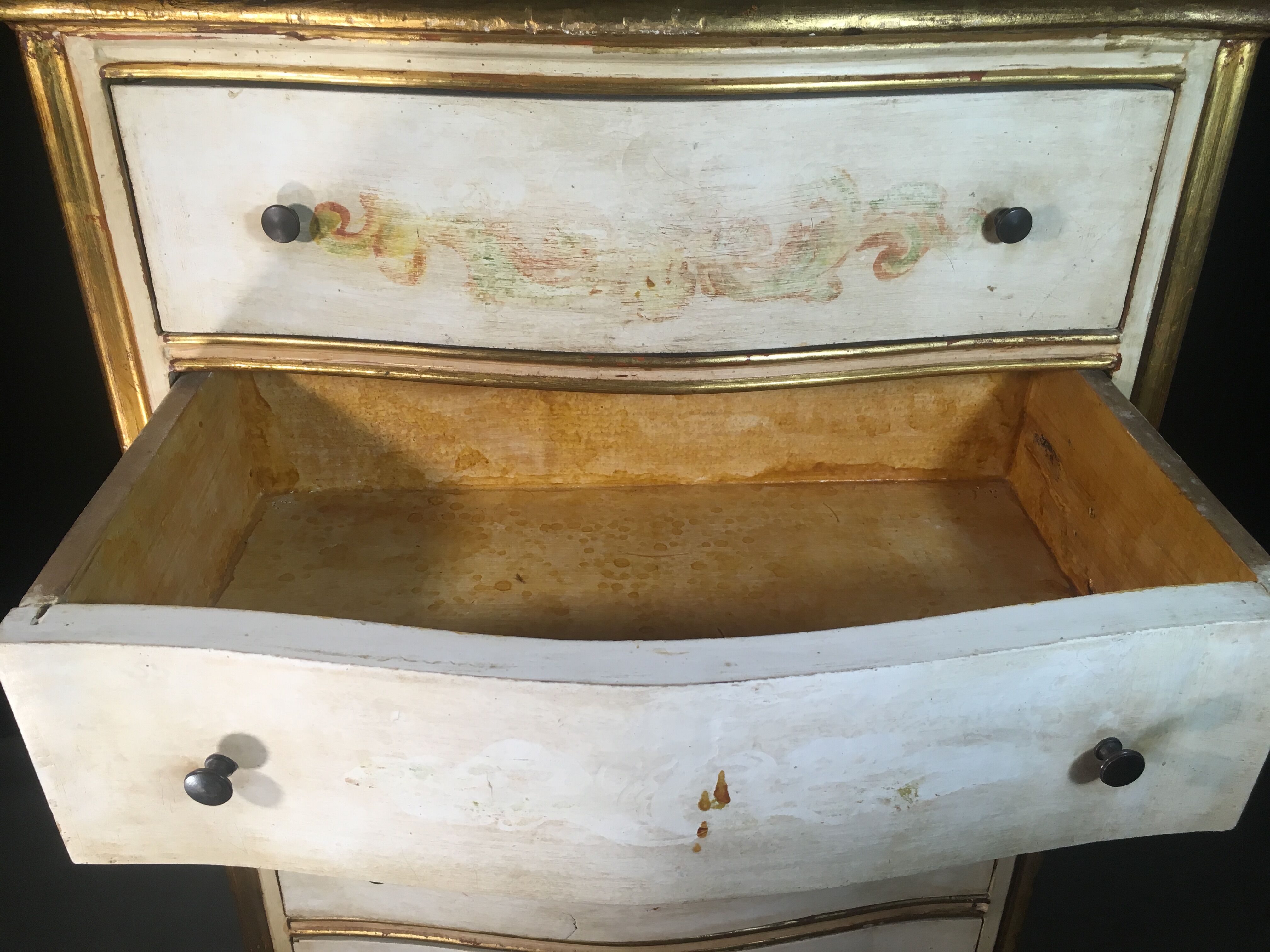 Skated dresser
