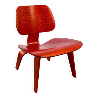 Chaise LCW en frêne teinté rouge de Charles & Ray Eames - Herman Miller - Vintage