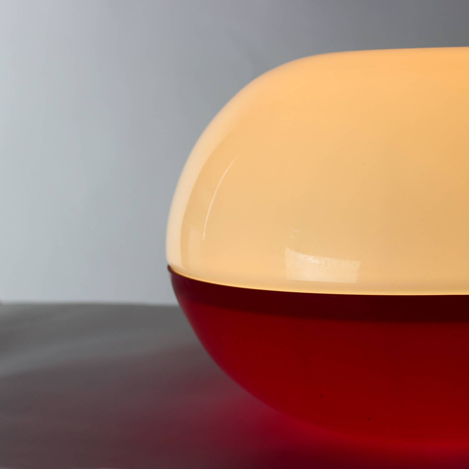 Grande lampe de table en verre opalin, Tchécoslovaquie, années 1960