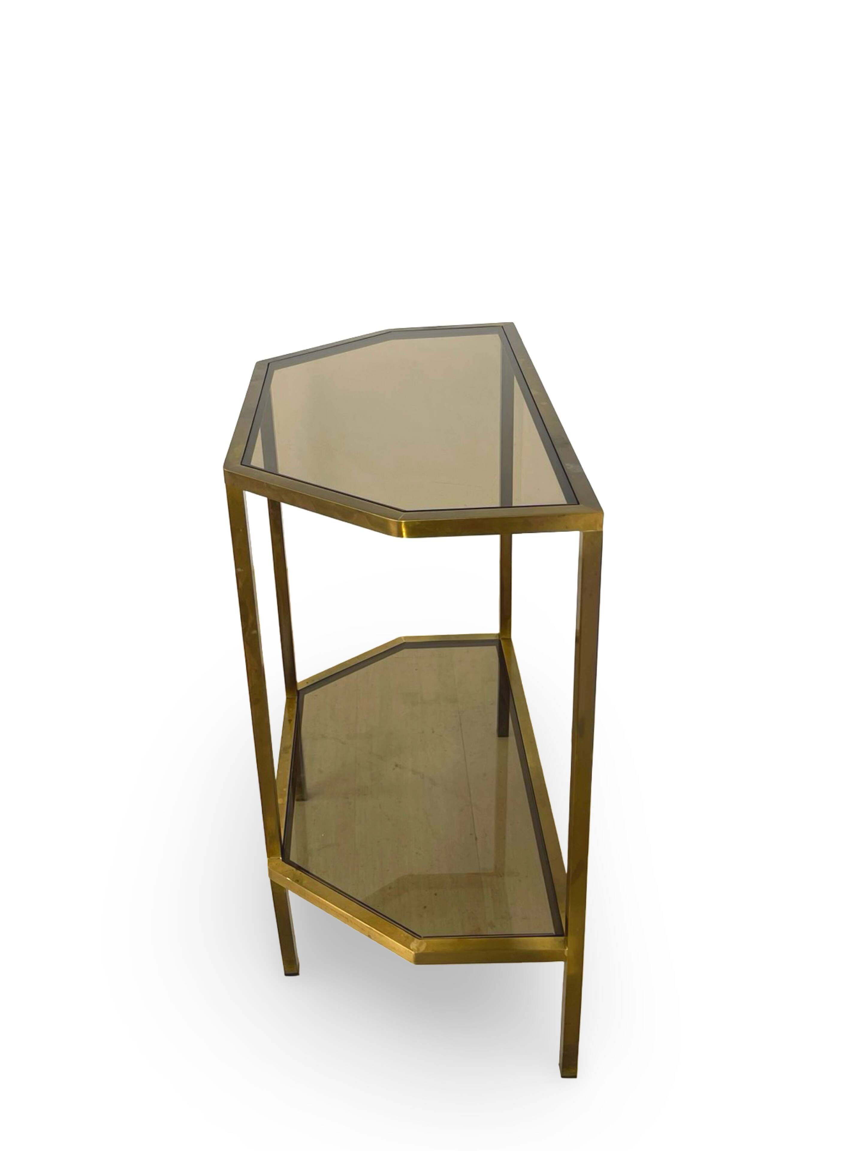Table d'appoint italienne demi-hexagonale en laiton des années 1970.