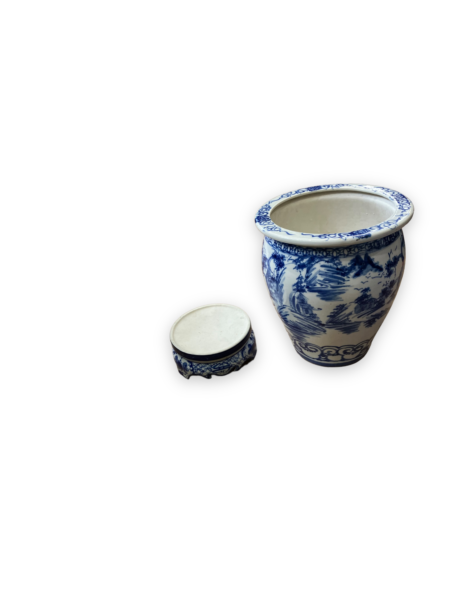 Vietnamese pot cache in white and blue porcelain
