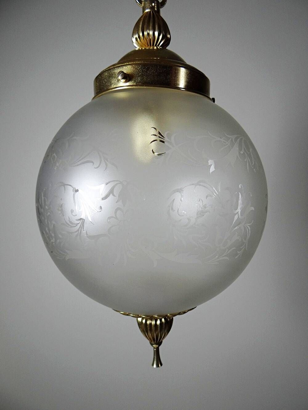 Vintage frosted glass and gold metal suspension globe, 1960s-1970s.