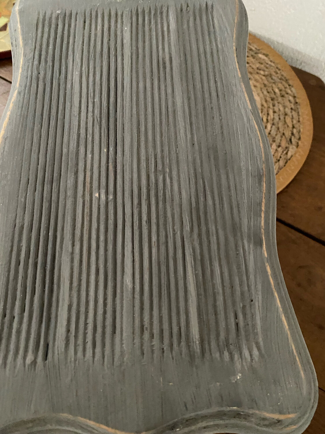 Small footrest bench in solid wood with a slate grey patina.