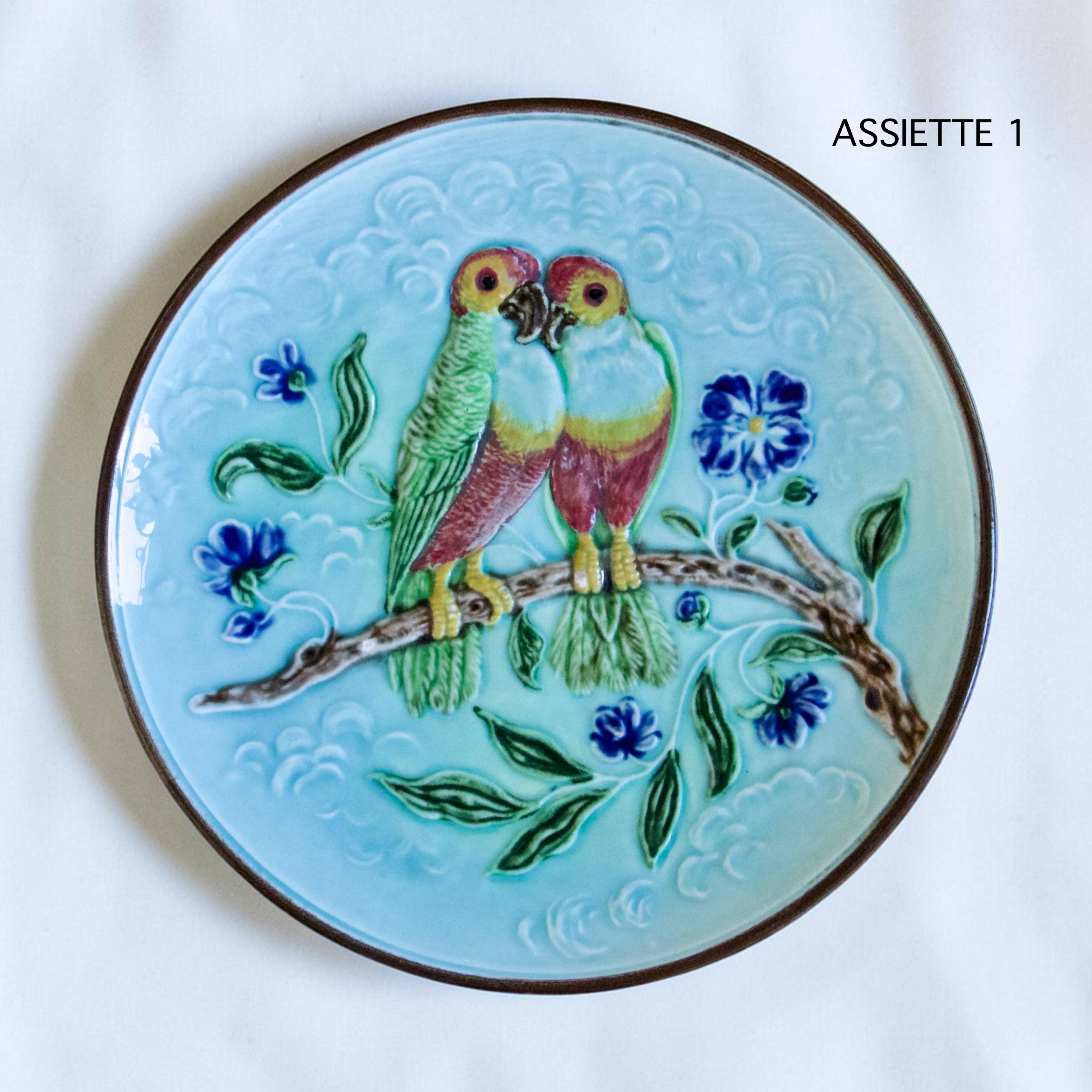 Rare trio d'assiettes en barbotine perruches