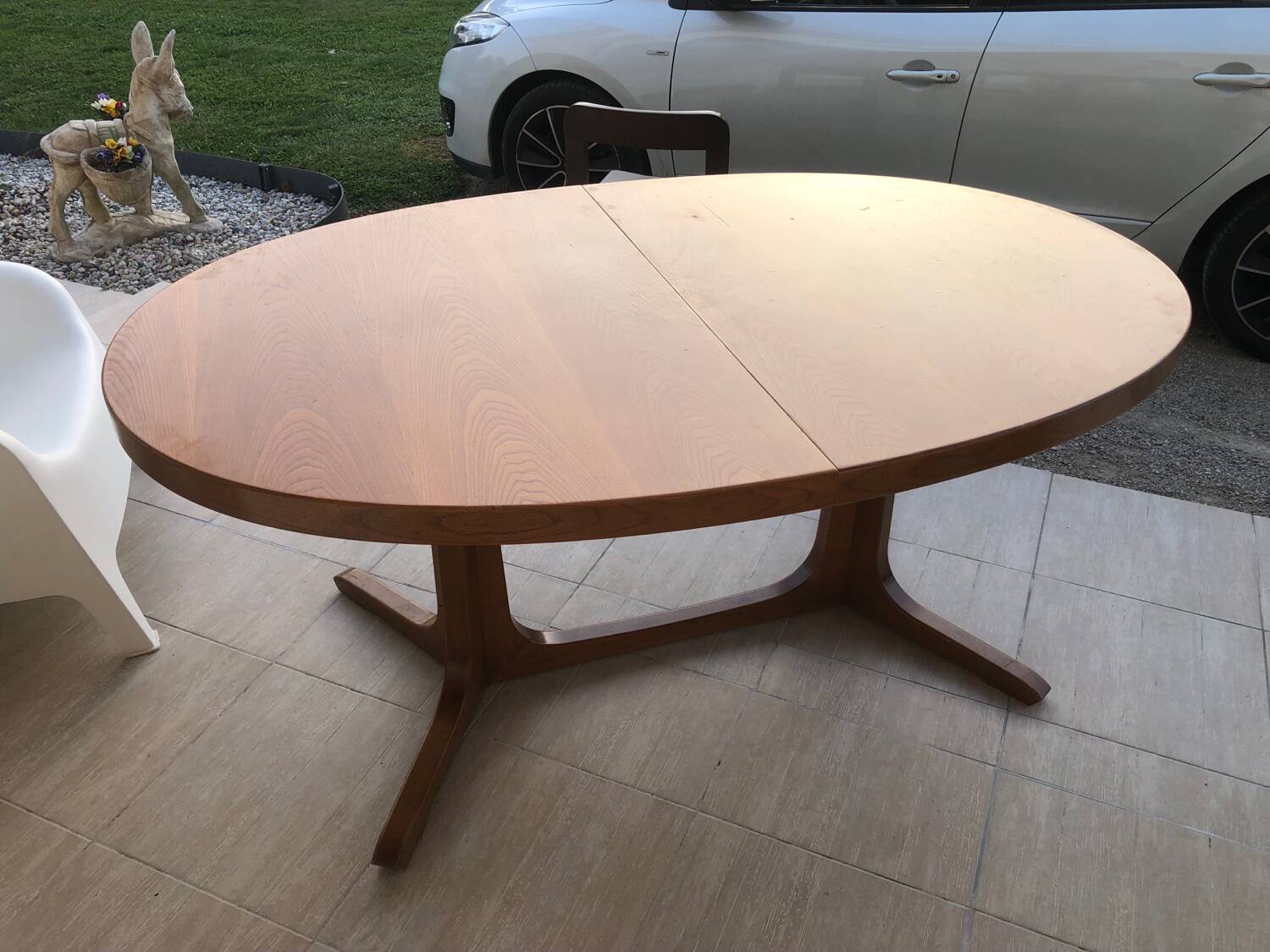 Baumann extendable oval dining table