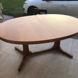 Baumann extendable oval dining table