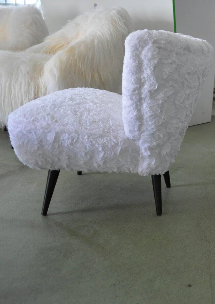 Set of 2 white cocktail chairs in faux fur with beech legs, 1950s.
