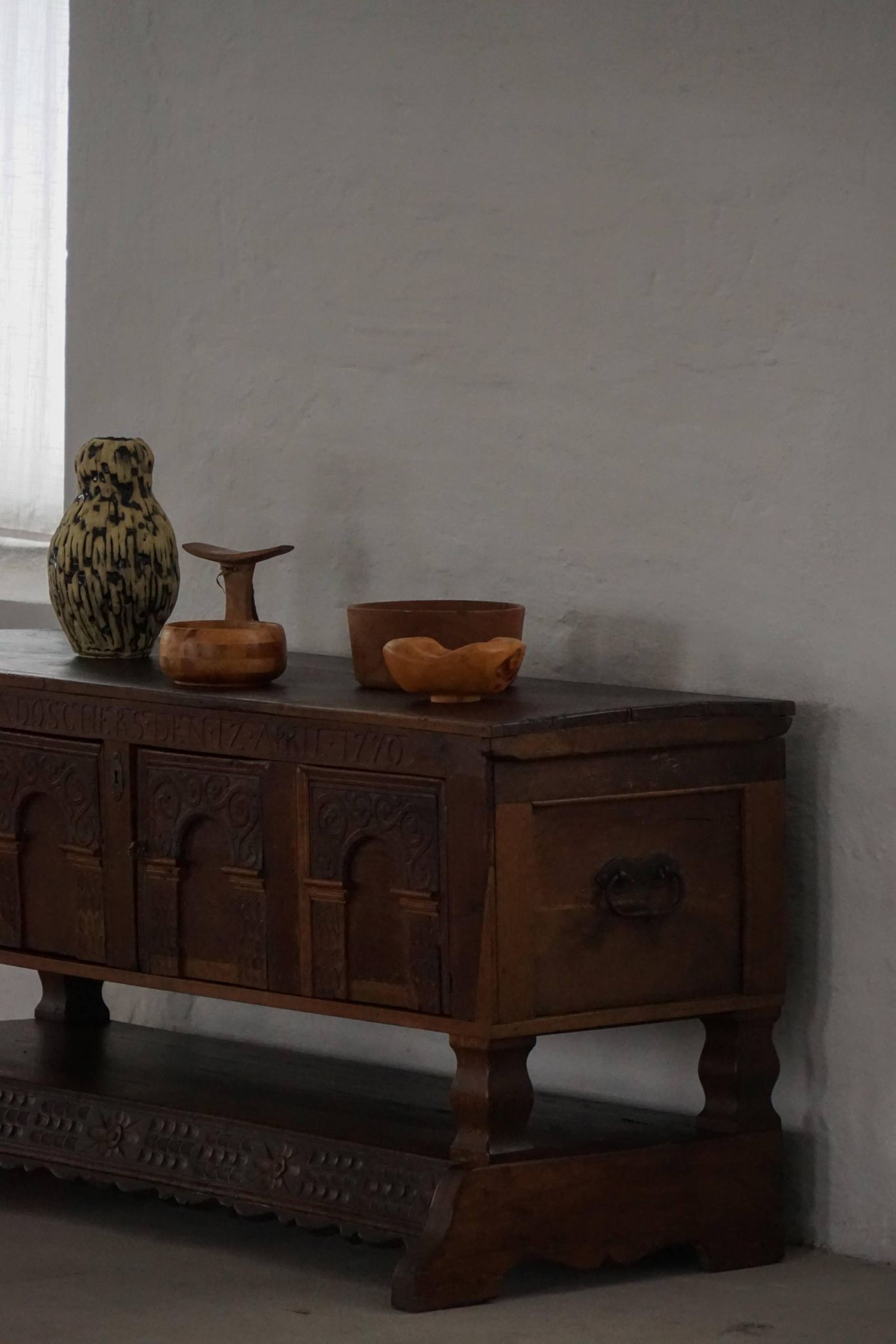 Danish baroque oak buffet from the early 18th century, carved details, 1700-1750.