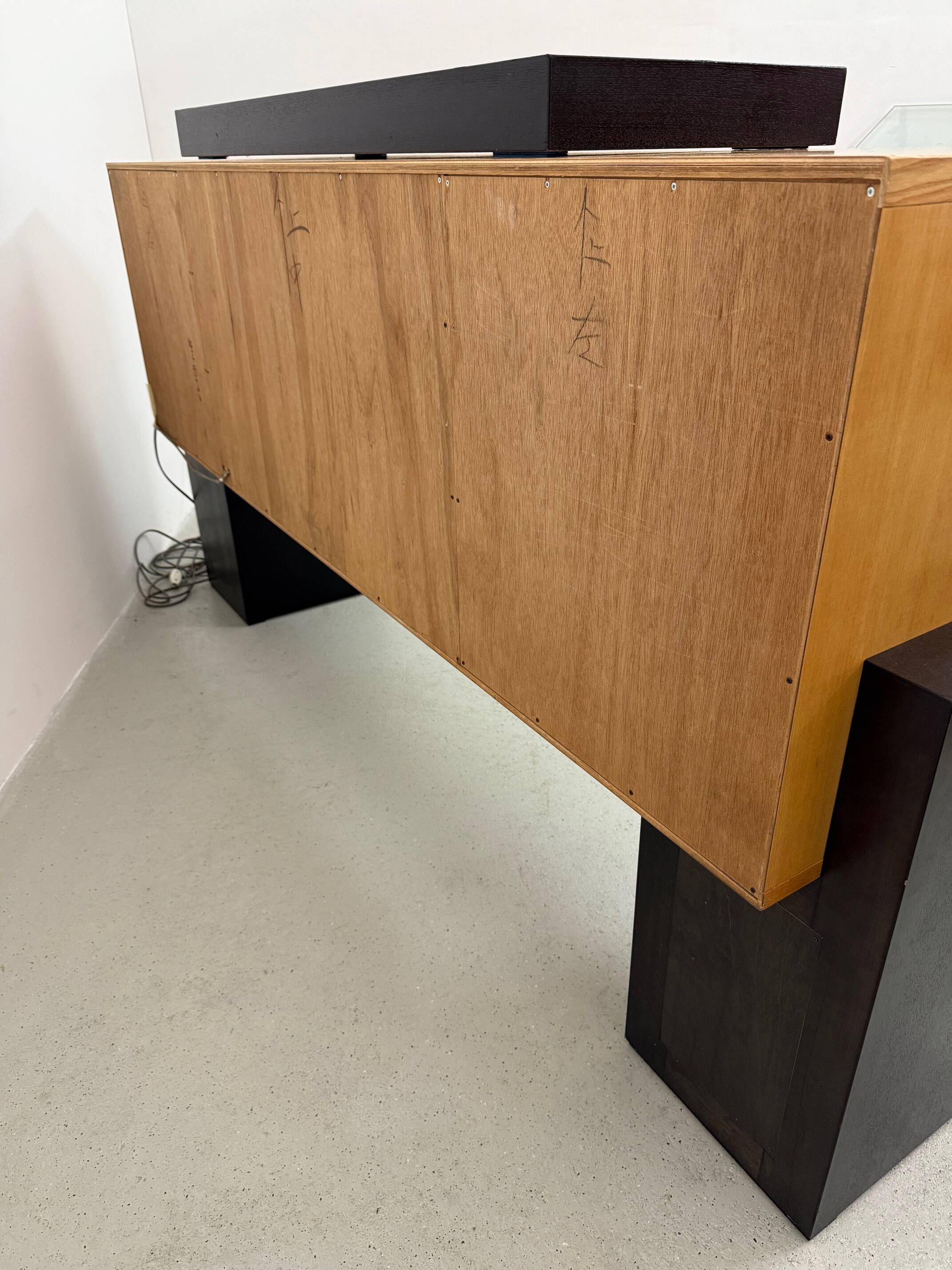 Buffet en bois postmoderne rétro éclairé, Japon, années 1980