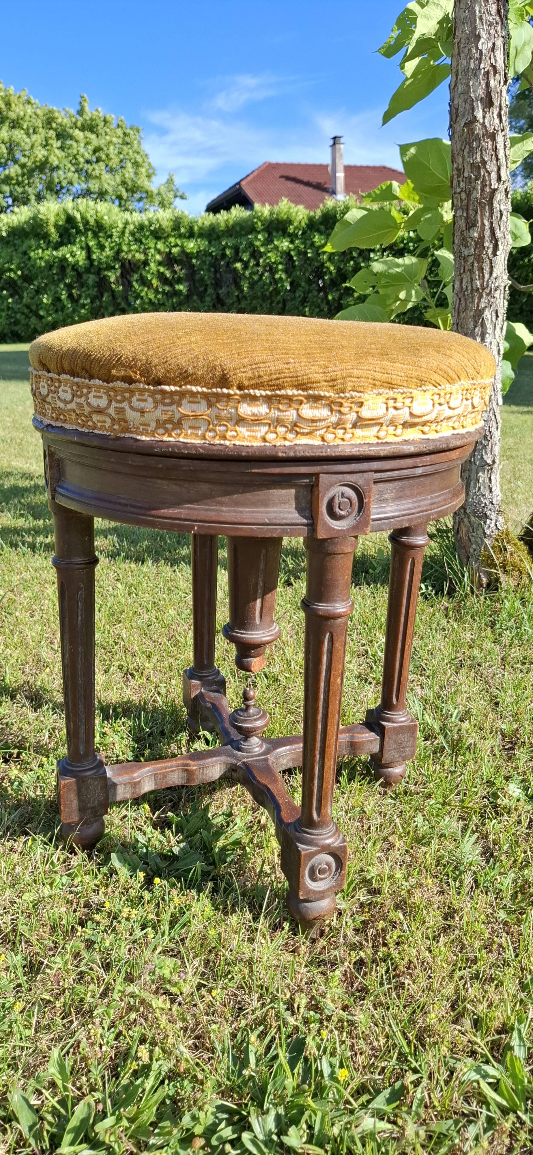 Adjustable piano stool