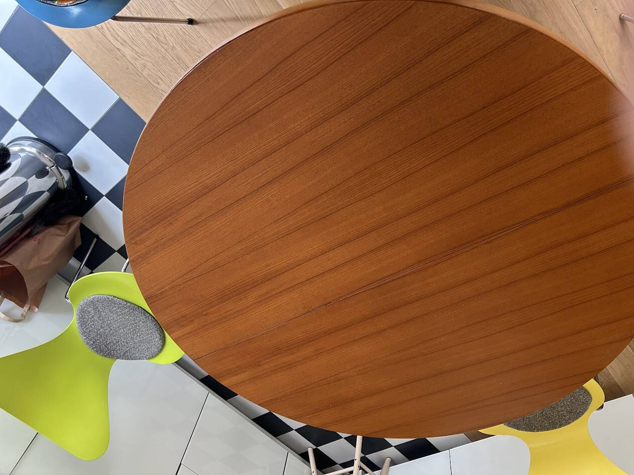 Extendable teak table