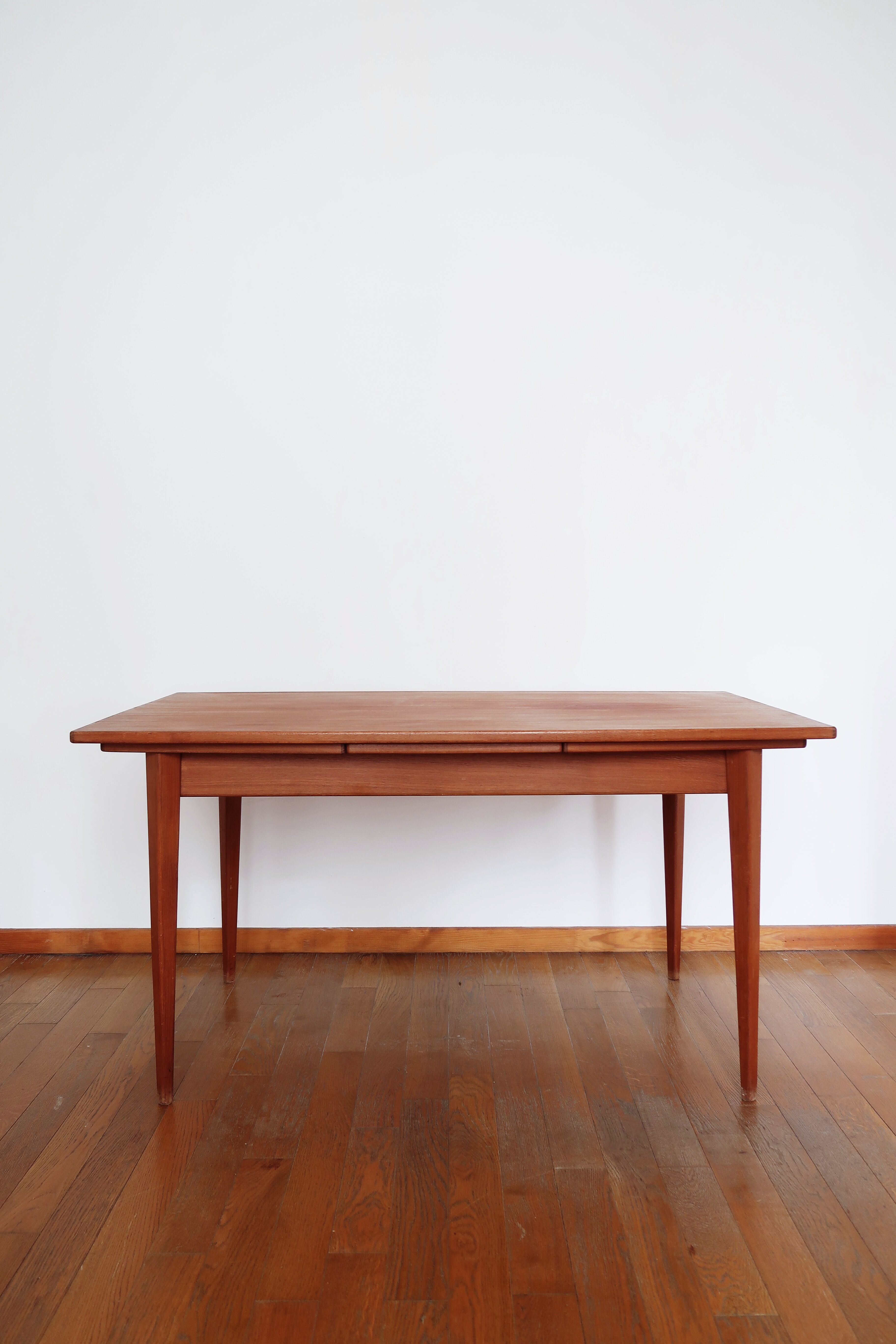 Extendable scandinavian table