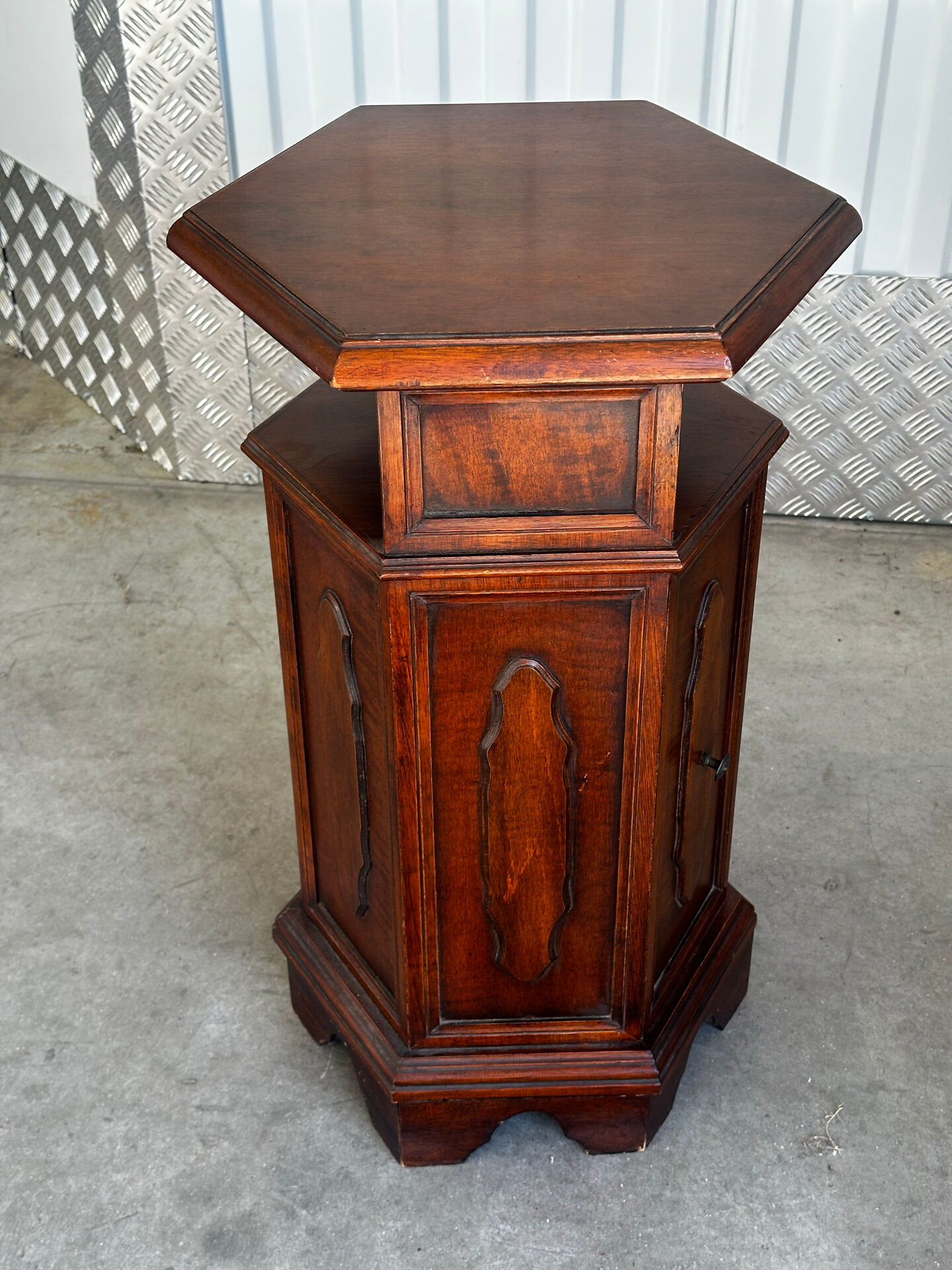 Meuble d’appoint hexagonal en bois d’acajou– XXe siècle
