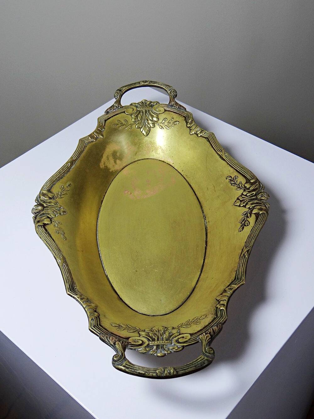 Large empty pocket bowl, antique rockwork, gilded metal, Louis XV style.