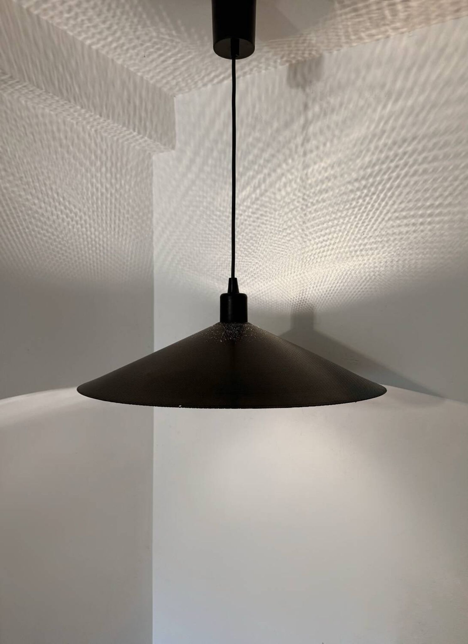 Suspension en métal micro-perforé, années 60