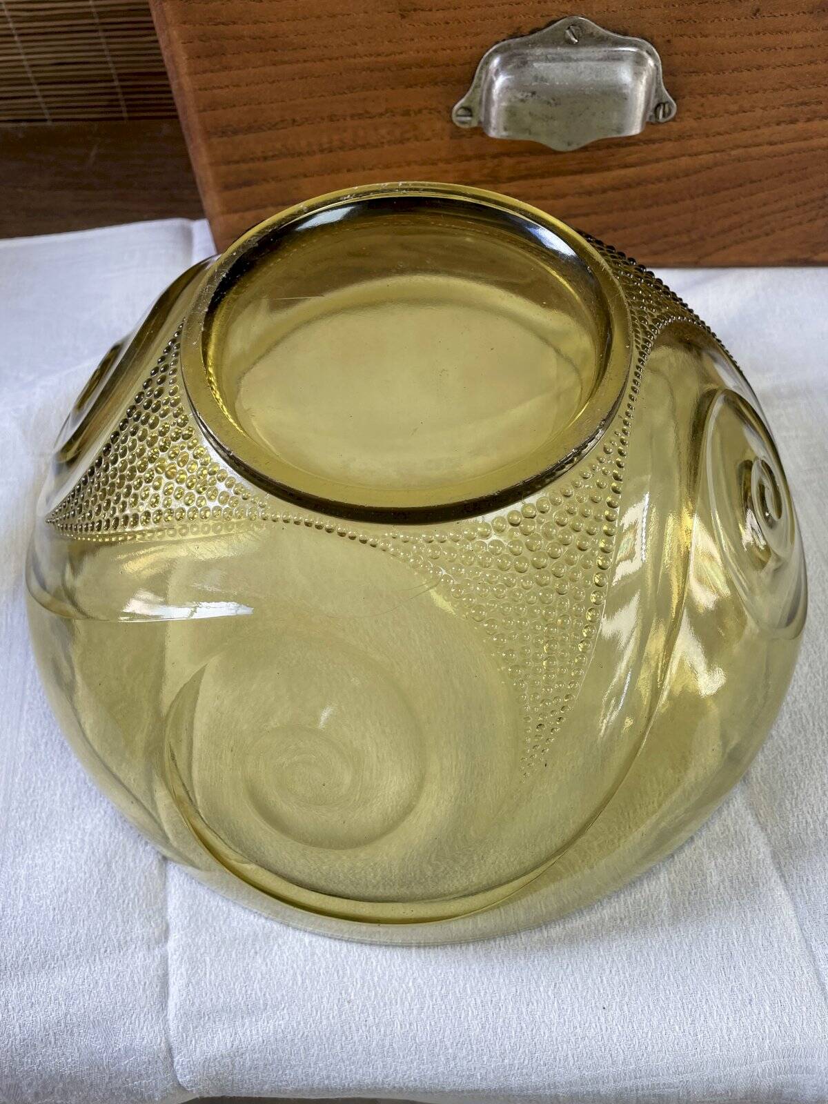 Coupe Art déco en verre jaune