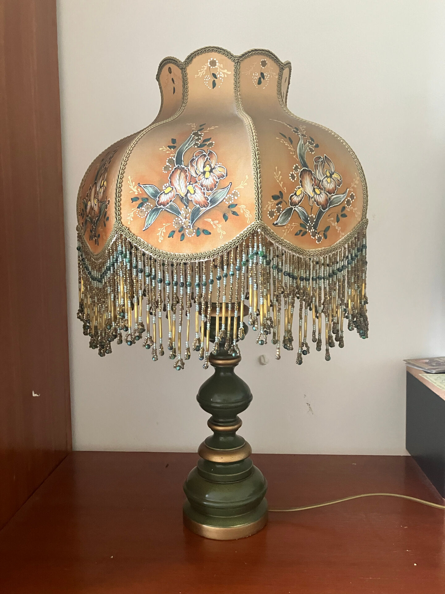 Table lamp, beads and flowers