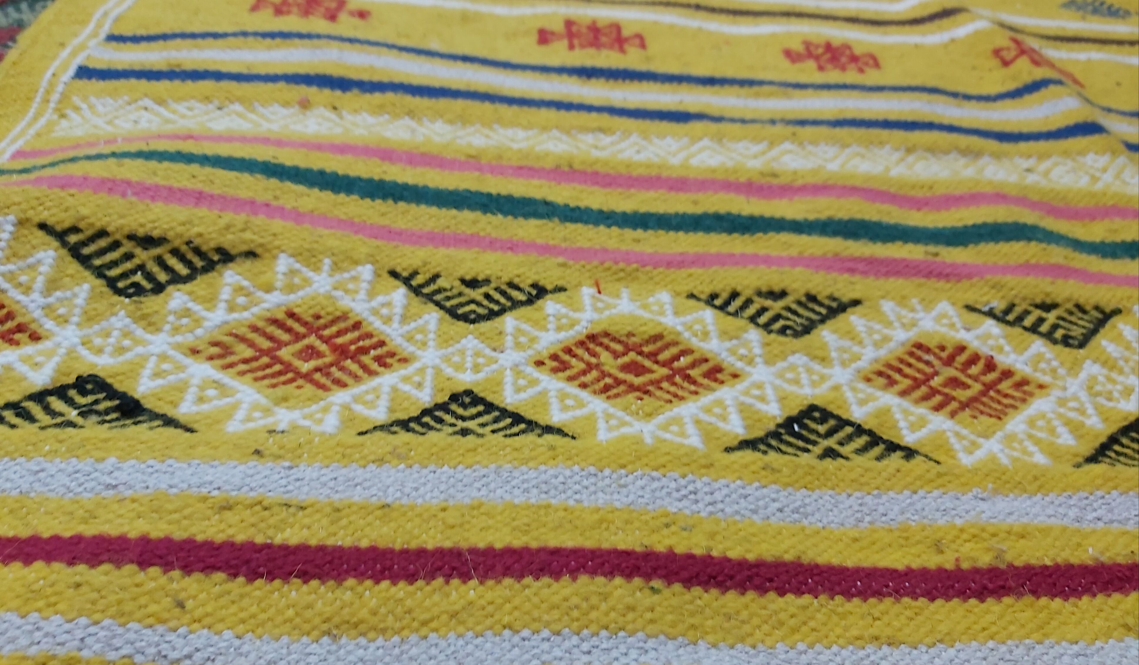 Hand-woven yellow kilim in pure wool 105×200cm