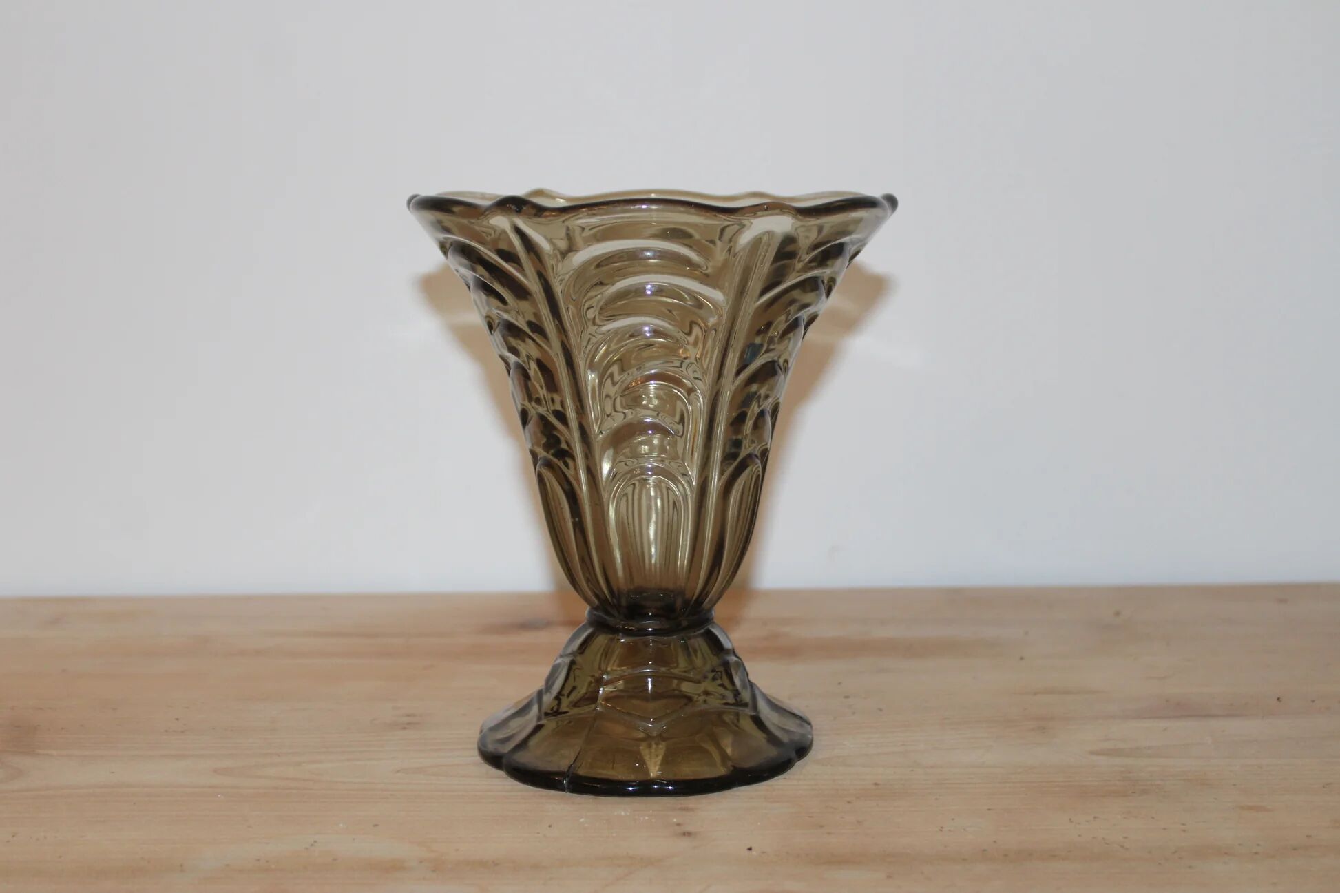 Vase en verre moulé teinté brun fumé