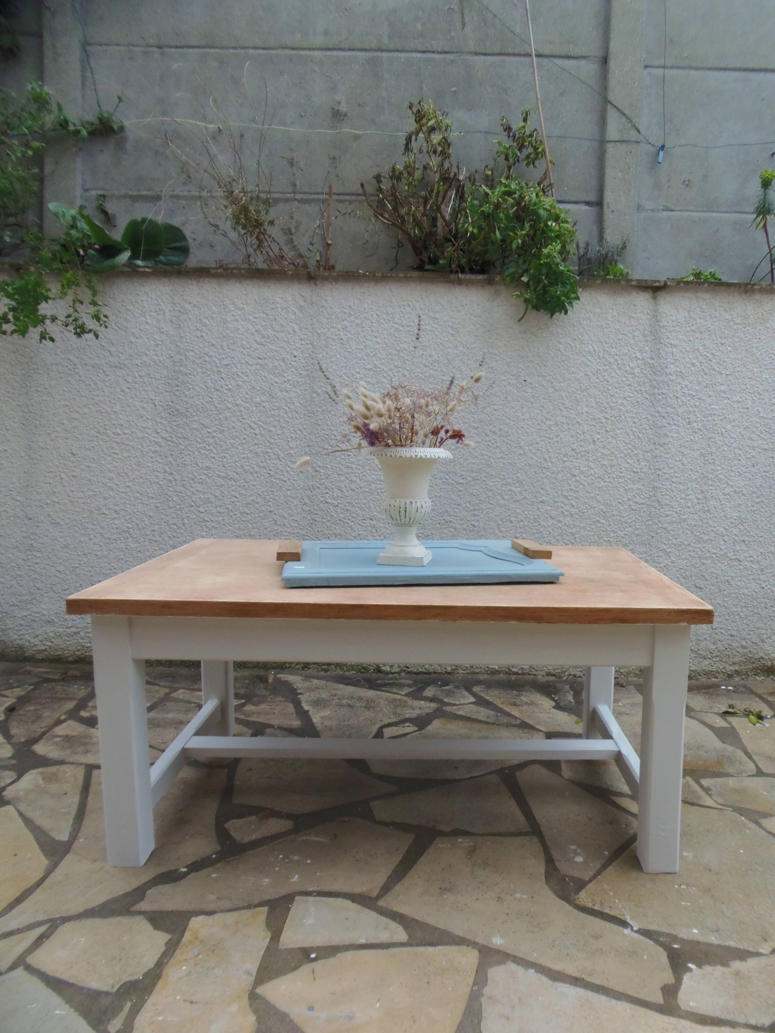 Table basse vintage piètement gris perle, plateau bois.