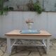 Table basse vintage piètement gris perle, plateau bois.