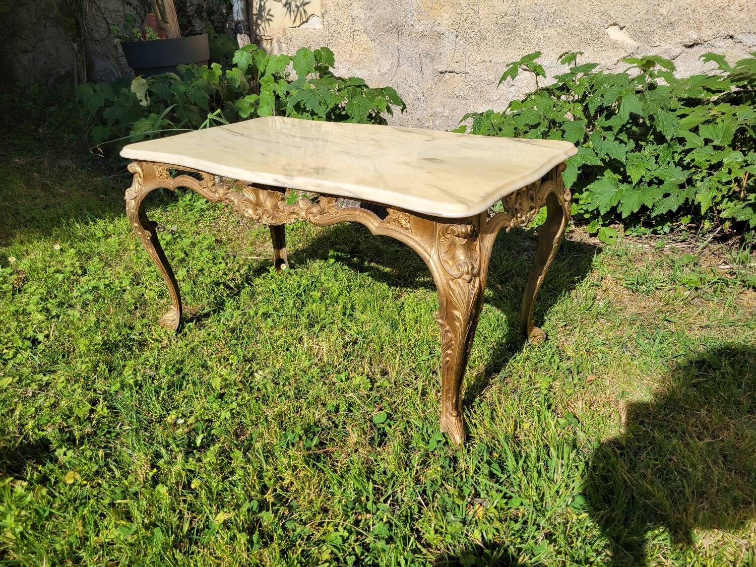 Louis XV coffee table in white Carrara marble with a gilded bronze base.