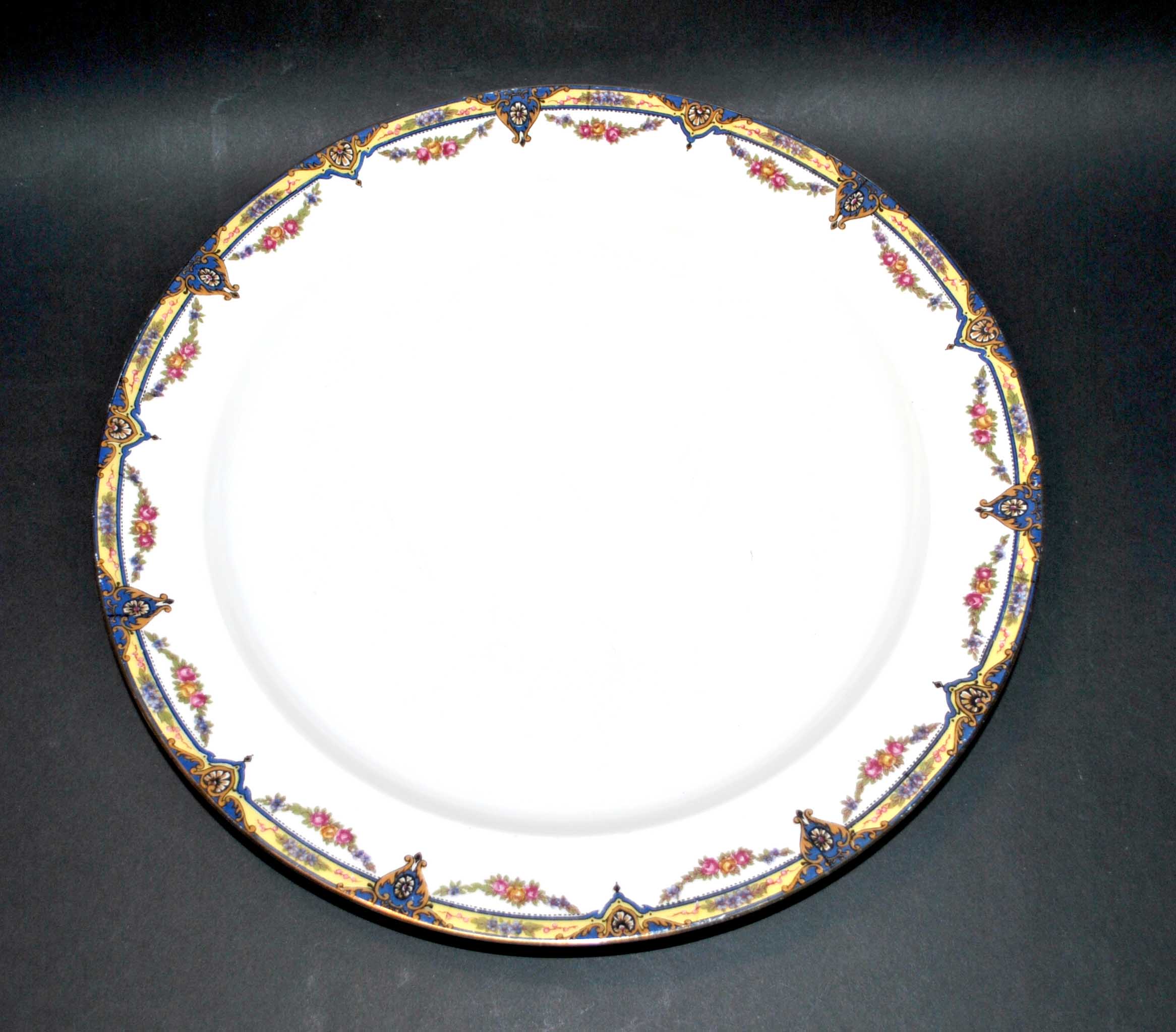 Round dish in Limoges porcelain - W. GUERIN & Cie 1900 - decoration floral garlands