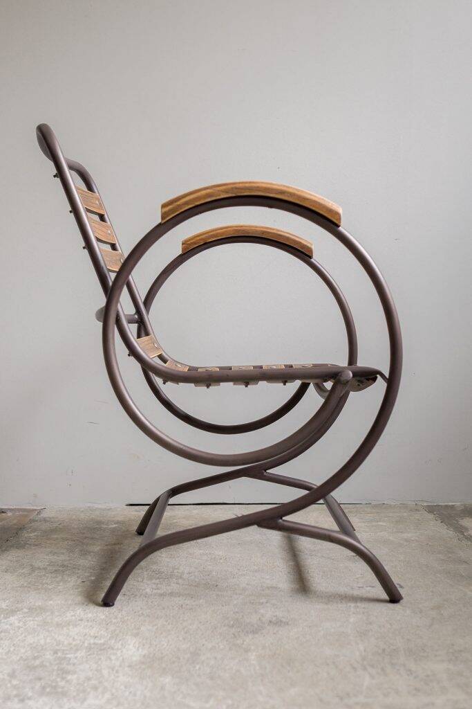 Chaises industrielles en métal et bois, style des années 1950.