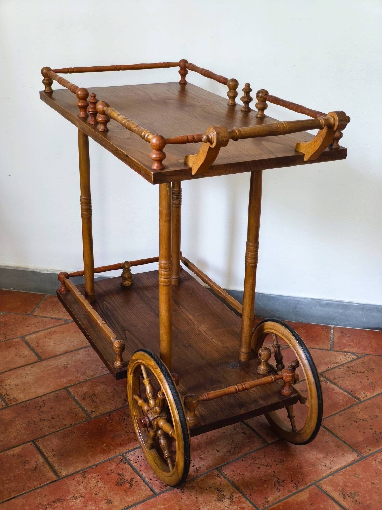 Desserte italienne vintage en olivier et châtaignier