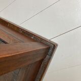 Table serves a pedestal