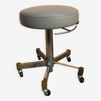 stool raises and lowers on casters