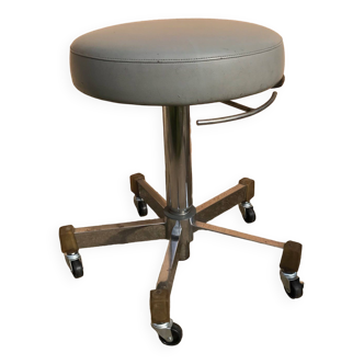 stool raises and lowers on casters