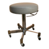 stool raises and lowers on casters