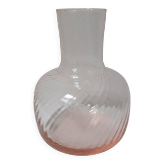 Vase en verre rose