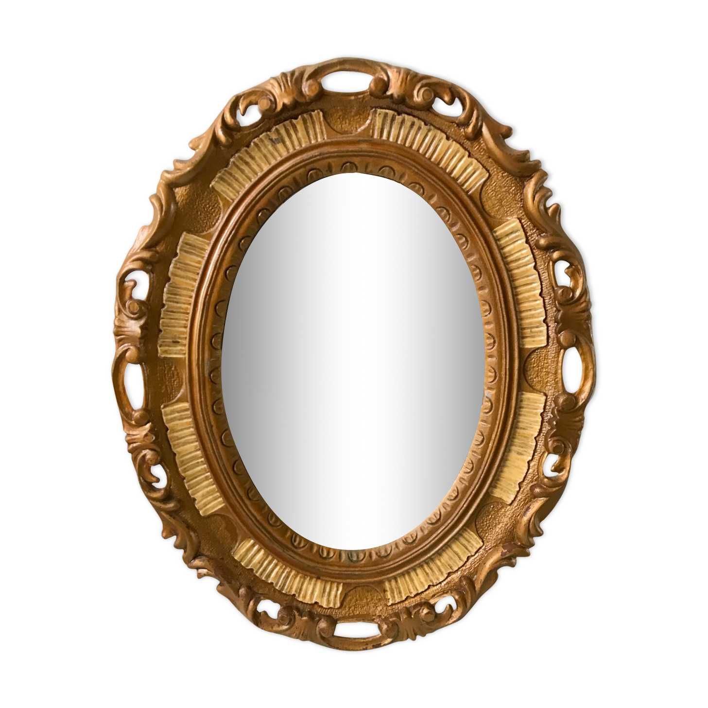 Miroir ovale médaillon en stuc doré années 70