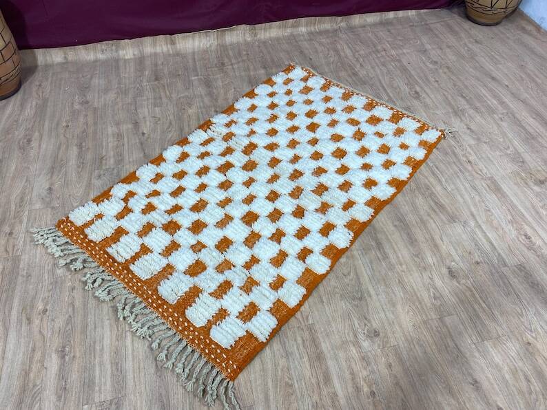 Ecru Moroccan rug with geometric patterns 250cm x 150cm