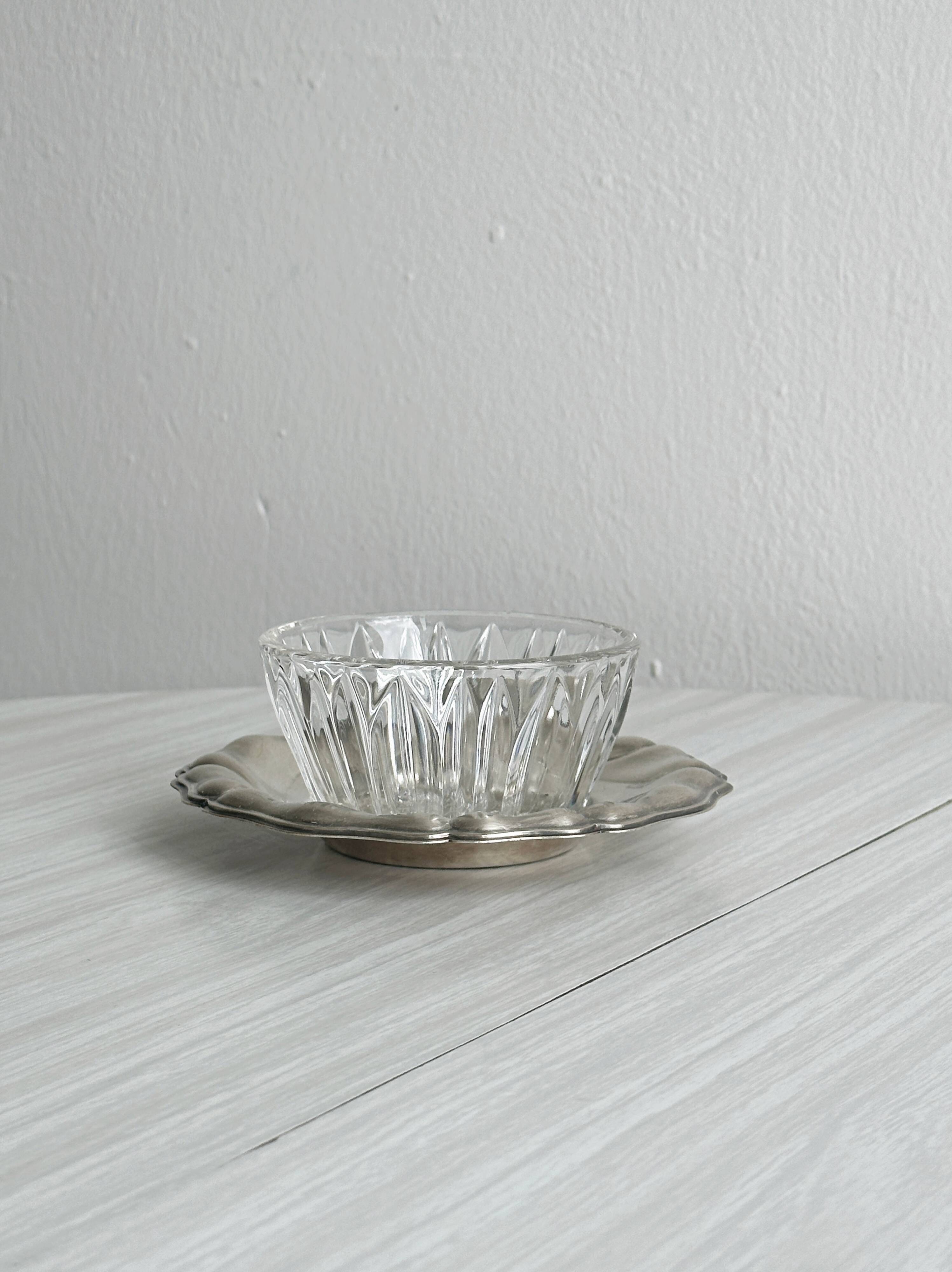 Beurrier en verre taillé et métal
